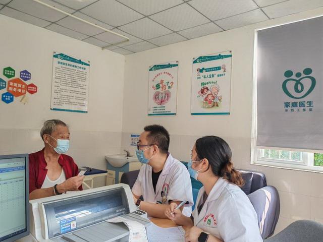 彭州市新增社區(qū)衛(wèi)生服務(wù)站 居民在家門口即可享受便捷診療與健康咨詢